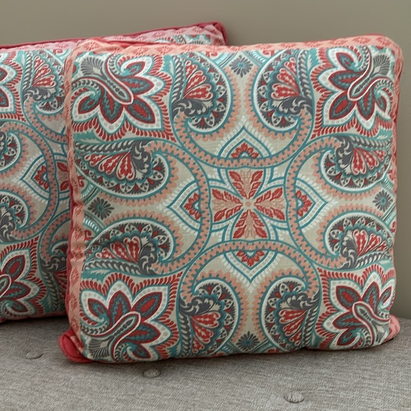 Set of 3 Throw Pillows 20" - Picture 3 of 5